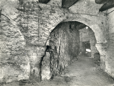 404891 Afbeelding van de restanten van het voormalige middeleeuwse paleis Lofen in de kelder van het pand Vismarkt 18 ...